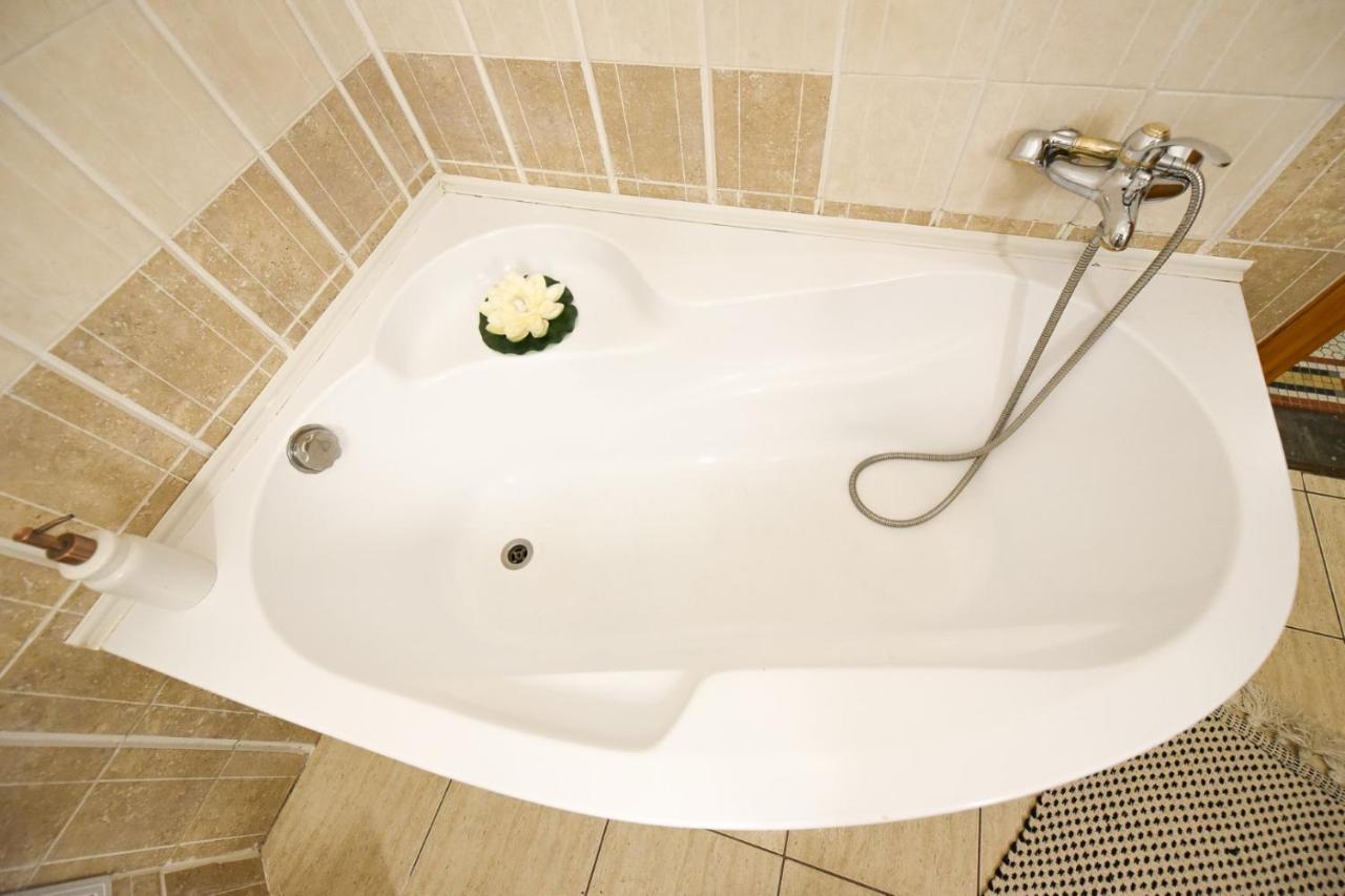 Vintage Elegance, Modern Comfort: 1Br Apartment Overlooking Calea Victoriei Bukarest Exterior foto