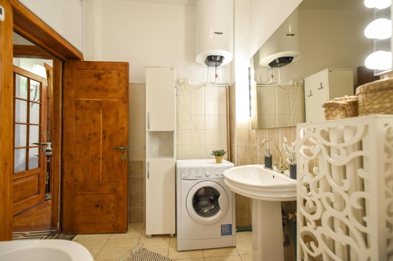 Vintage Elegance, Modern Comfort: 1Br Apartment Overlooking Calea Victoriei Bukarest Exterior foto